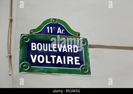 Cartello stradale con scritto il Boulevard Voltaire in francese a Parigi Foto Stock