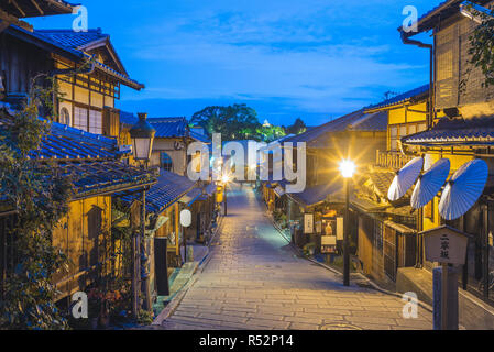 Street View di Ninen zaka a Kyoto durante la notte Foto Stock