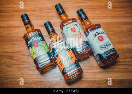 Ufa, Russia, Darling Bar, 20 Novembre, 2018: Jim Beam Kentucky Bourbon whiskey su scaffale del negozio. Jim Beam è una marca di whiskey Bourbon. Foto Stock