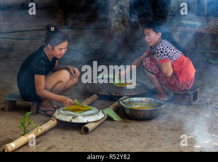 Don Daeng, Laos - Aprile 27, 2018: donne locali per cucinare un pasto tradizionale davanti alla loro casa in un'isola sul fiume Mekong Foto Stock