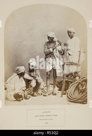 Lodhas. Bassa casta Hindoo tribù. Rajpootana. Un gruppo di quattro uomini con attrezzi agricoli. J. Forbes Watson e John William Kaye, 'Il popolo dell India. Una serie di illustrazioni fotografiche, con stampa in rilievo descrittivo, delle gare e le tribù di Hindustan. Volume VII' (India Museum, London, 1872). 1862. Fotografia. Fonte: Photo 972/7(352). Lingua: Inglese. Autore: Pastore e Robertson. Foto Stock