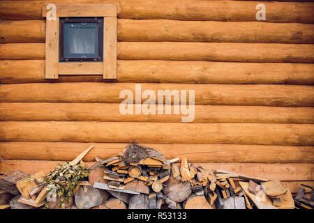 Un bel big woodpile è realizzato in legno per bagno di paese. Ssunny giornata di primavera Foto Stock