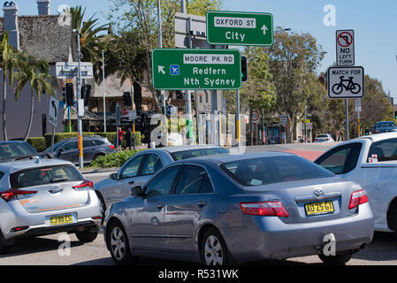 Una concentrazione di segnaletica stradale in corrispondenza di un incrocio occupato in Paddington, Sydney Australia Foto Stock