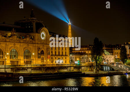 Musee d'Orsay a Parigi di notte Foto Stock