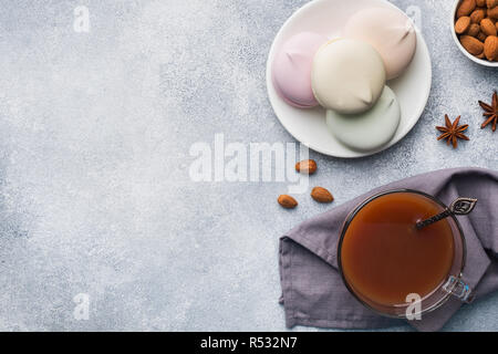 Tazza di cioccolata calda e marshmallows, mandorle sul tavolo Foto Stock