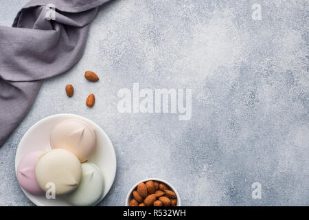 Tazza di cioccolata calda e marshmallows, mandorle sul tavolo Foto Stock