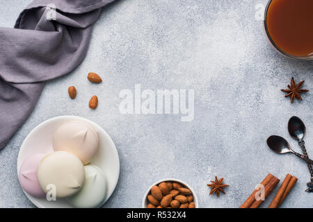 Tazza di cioccolata calda e marshmallows, mandorle sul tavolo Foto Stock