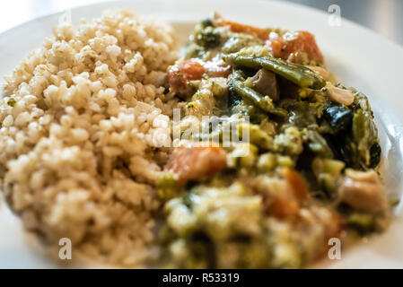 Close-up di cremoso risotto con verdure, riso italiano piatto. Foto Stock