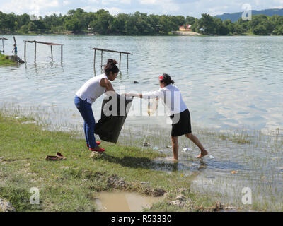 GUATEMALA il salvataggio del naturale ecocsystem intorno al lago di Nacanche, vicino a El Remate, Peten. La parrocchia di Remate la leadership e il team di formazione il prelievo li Foto Stock