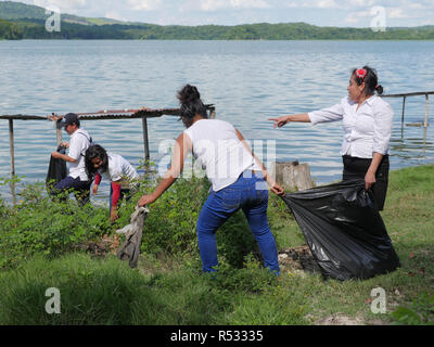 GUATEMALA il salvataggio del naturale ecocsystem intorno al lago di Nacanche, vicino a El Remate, Peten. La parrocchia di Remate la leadership e il team di formazione il prelievo li Foto Stock