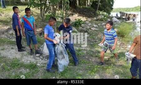 GUATEMALA il salvataggio del naturale ecocsystem intorno al lago di Nacanche, vicino a El Remate, Peten. La parrocchia di Remate la leadership e il team di formazione il prelievo li Foto Stock