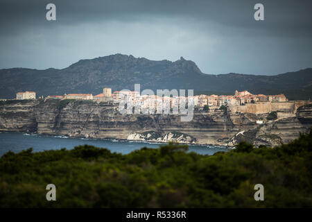 Tramonto sulla Città Vecchia di Bonifacio, la roccia calcarea, Costa Sud della Corsica, Francia Foto Stock