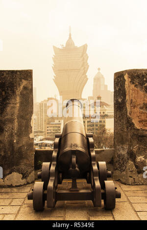 Paesaggio panoramico su Macao skyline da Guia Fortezza (Fortaleza da Guia) con il vecchio cannone di ferro in primo piano Foto Stock