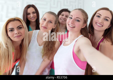 Giovani felici donne vestite di sportswear tenendo selfie Foto Stock