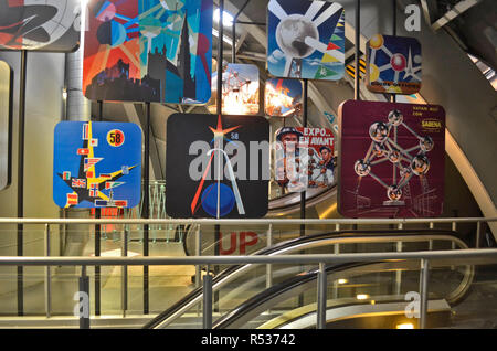 L'interno di Atomium, costruito nel 1958 per la fiera mondiale e ora un museo. Bruxelles, 2016 Foto Stock