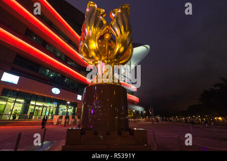 Vista notturna di Piazza Golden Bauhinia. La statua è stata costruita per segnare il 1997 handover dalla Gran Bretagna alla Cina. Hong Kong, Wan Chai, Gennaio 2018 Foto Stock