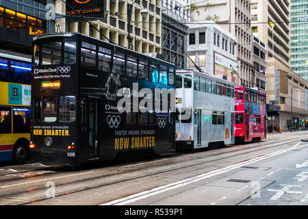 Fila di tipico di Hong Kong double-decker tram, noto anche come Ding Ding in Des Voeux Road. Hong Kong, Gennaio 2018 Foto Stock