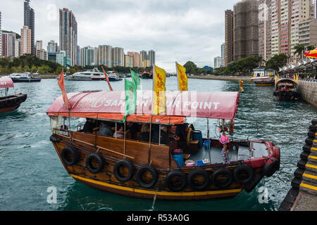 Un sampan, un cinese tradizionale barca di legno pronto per una gita al porto di Aberdeen. Aberdeen, Isola di Hong Kong, Hong Kong, Gennaio 2018 Foto Stock