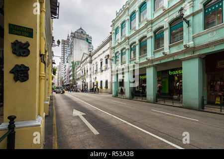 Street a Macau vicino a Piazza Senado con distintivi portoghese stile architettonico. Macao, Gennaio 2018 Foto Stock