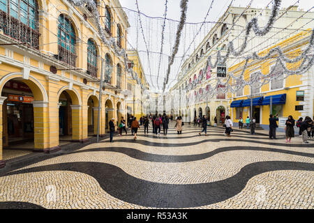 Il portoghese ha ispirato gli edifici in Piazza Senado, parte del centro storico di Macao, Sito Patrimonio Mondiale dell'UNESCO. Macao, Gennaio 2018 Foto Stock