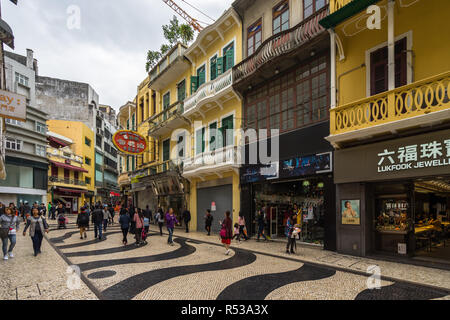 I turisti e gli amanti dello shopping vagare intorno al centro storico di Macao. Macao, Gennaio 2018 Foto Stock