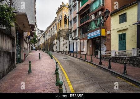 Street a Macao centro storico con la Caserma Moresco sulla destra, costruita nel XIX secolo per ospitare reggimento portoghese. Macao, Gennaio 2018 Foto Stock