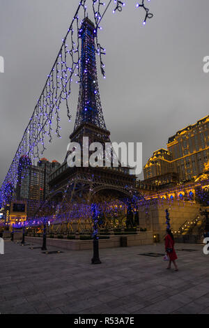 La mezza scala Torre Eiffel parigina di hotel e casino è un famoso punto di riferimento di Macau. Macao, Gennaio 2018 Foto Stock