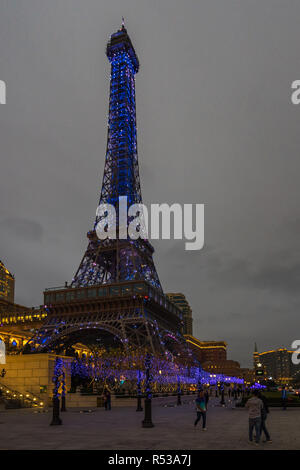 La mezza scala Torre Eiffel parigina di hotel e casino è un famoso punto di riferimento di Macau. Macao, Gennaio 2018 Foto Stock