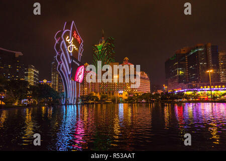 Paesaggio urbano di notte con il famoso casinò di Macao, la capitale del gioco d'azzardo dell'Asia. Macao, Gennaio 2018 Foto Stock