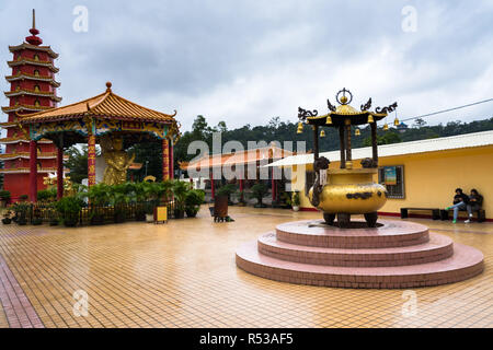 Cortile principale e pagoda presso il Monastero dei Diecimila Buddha (l'uomo grasso Tsz). Hong Kong, Sha Tin, Nuovi Territori, Gennaio 2018 Foto Stock