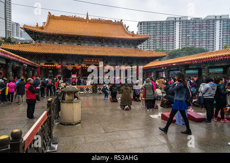 Persone in preghiera presso l'altare principale in Sik sik Yuen Wong Tai Sin temple. Di Hong Kong, Kowloon, Gennaio 2018 Foto Stock