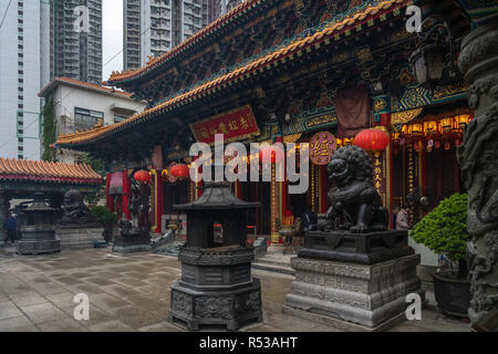 Lion statue custodendo l'altare principale in Sik sik Yuen Wong Tai Sin temple, casa delle tre religioni: il buddismo, il Confucianesimo e il taoismo, Hong Kong Foto Stock