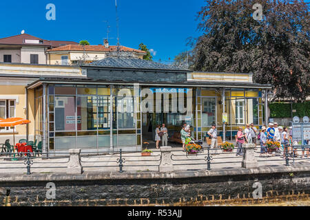 Il Verbano, Italia, Luglio 12, 2012: Baveno al porto dei traghetti sul lago Maggiore. Foto Stock