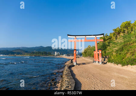 Red torii di Sacrario Aoshima del Giappone Foto Stock