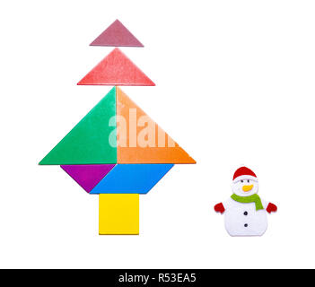 Tangram blocchi forma come albero di Natale con pupazzo di neve su bianco Foto Stock