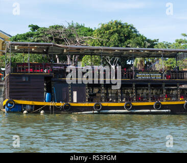 Ristorante Galleggiante servind localmente il pesce pescato in vietnamita barca di legno ormeggiata a lato Thu Bon River Hoi An Vietnam Asia Foto Stock