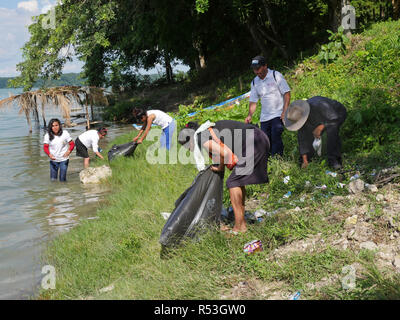 GUATEMALA il salvataggio del naturale ecocsystem intorno al lago di Nacanche, vicino a El Remate, Peten. La parrocchia di Remate e leadership team di formazione di prelevamento di lettiera, soprattutto plastica, dal lago. Foto Stock