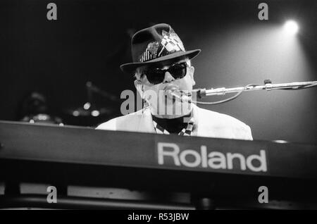 Elton John esecuzione presso il National Exhibition Centre di Birmingham, sul suo Reg Strikes Back Tour. Il 17 maggio 1989. Foto Stock
