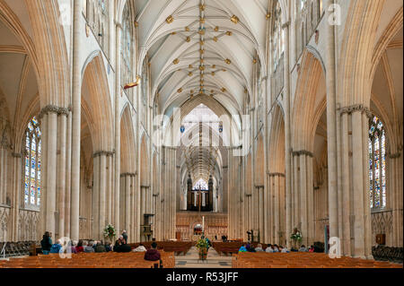 York, Inghilterra - Aprile 2018: magnifica navata gotica all'interno di York Minster, la storica cattedrale costruita in inglese stile architettonico gotico in Inghilterra, Regno Unito Foto Stock