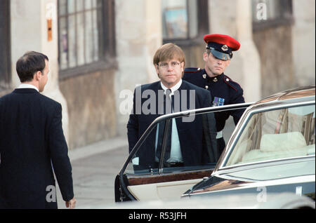 Elton John arrivando alla Principessa Diana i funerali a Westminster Abbey. Il 6 settembre 1997. Foto Stock