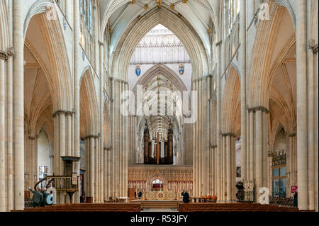 York, Inghilterra - Aprile 2018: magnifica navata gotica all'interno di York Minster, la storica cattedrale costruita in inglese stile architettonico gotico in Inghilterra, Regno Unito Foto Stock