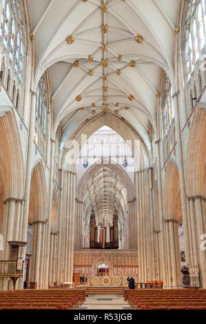 York, Inghilterra - Aprile 2018: magnifica navata gotica all'interno di York Minster, la storica cattedrale costruita in inglese stile architettonico gotico in Inghilterra, Regno Unito Foto Stock