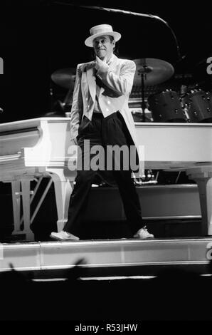 Elton John sul suo European Tour Express che è stata la tappa europea del suo 1984 spezzare il cuore Tour. Il National Exhibition Centre di Birmingham. Il 23 giugno 1984. Foto Stock