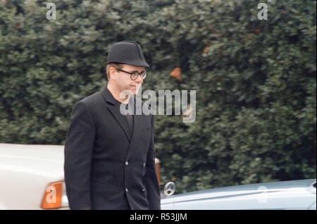 Elton John Singer Al Funerale Di Freddie Mercury Foto Stock Alamy