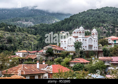 Pedoulas village nel distretto di Nicosia di Cipro, situato nelle montagne di Troodos. Foto Stock