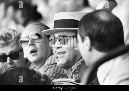 Live Aid sede doppio concerto di beneficenza tenutasi il 13 luglio 1985 allo Stadio di Wembley a Londra, Inghilterra, e John F. Kennedy Stadium di Philadelphia, Pennsylvania, Stati Uniti. I concerti sono stati organizzati come seguire fino a banda singola aiuti 'Do che conoscono il suo Natale?' per raccogliere fondi per le vittime della carestia in Etiopia. Immagine mostra Elton John guardando il concerto a Wembley. Foto Stock