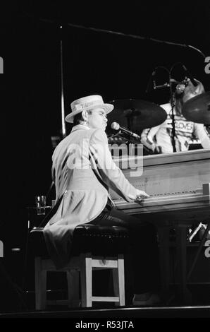 Elton John sul suo European Tour Express che è stata la tappa europea del suo 1984 spezzare il cuore Tour. Il National Exhibition Centre di Birmingham. Il 23 giugno 1984. Foto Stock