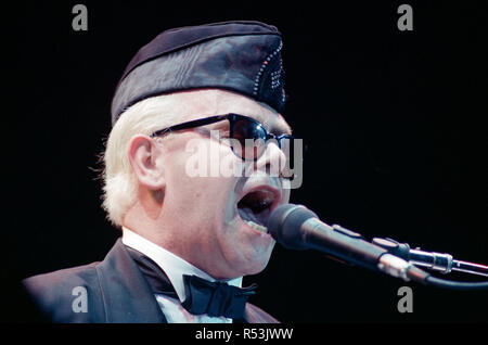 Elton John eseguendo in concerto a Parigi durante il suo Reg Strikes Back Tour. Il 23 marzo 1989. Foto Stock