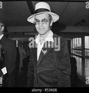 Elton John lascia l'aeroporto di Heathrow. Si tratta di andare a Los Angeles per il partito di Elton John's Manager. La foto è stata scattata il 9 settembre 1974 Foto Stock