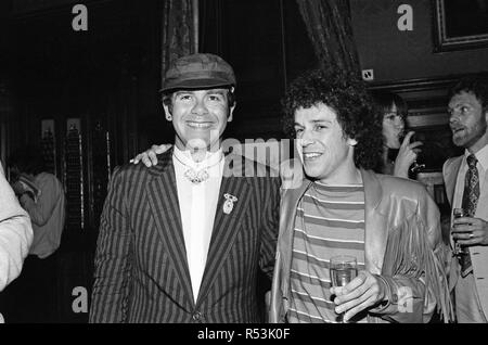 Elton John e Leo Sayer frequentando un House of Commons reception, invitato insieme con altri pop stars dal ministro delle Arti , Norman John-Stevas st. Il 3 agosto 1980. Foto Stock